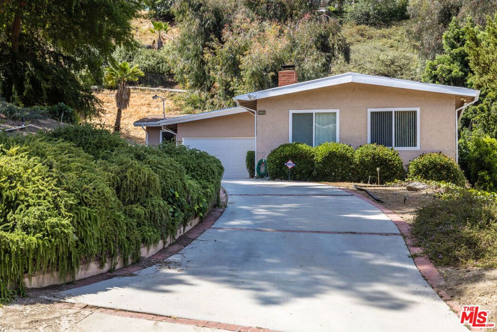 Photo of 22297 Buena Ventura Street, Woodland Hills, CA 91364 (MLS # 25556501)