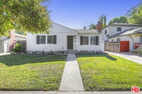 Photo of 22046 Galvez Street, Woodland Hills, CA 91364 (MLS # 26875943)