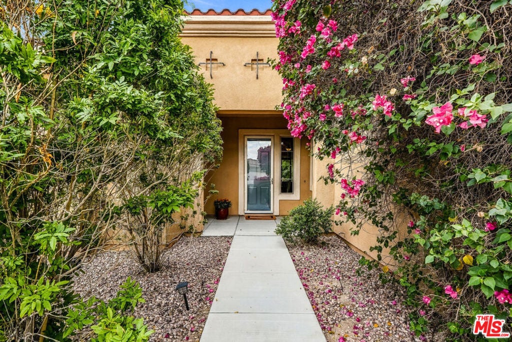 81707 Avenida Sombra