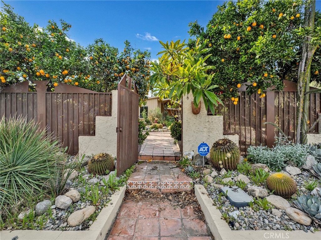 Photo of 6033 Fulcher Ave, North Hollywood, CA 91606 (MLS # SR26081731)