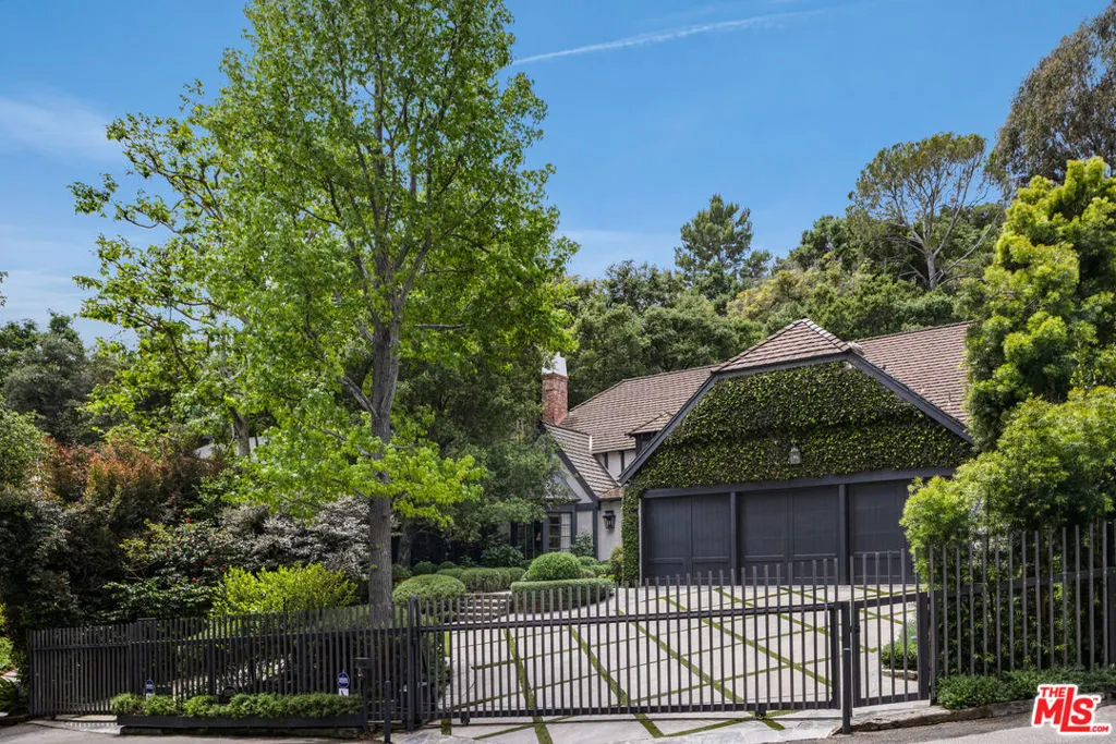 Los Angeles, California 90049, United States, 4 Bedrooms Bedrooms, ,5 BathroomsBathrooms,Residential,Active,127249