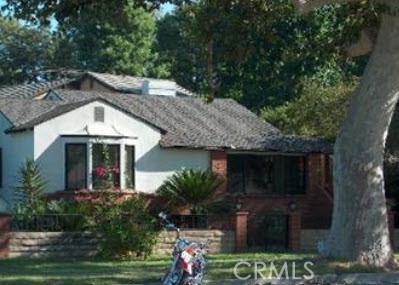 2 Bedroom 2 Bath Home With Living Room W/Fireplace, Hardwood Floors, Formal Room W/Hardwood Floors, Family Room W/Fireplace And Stone Floors Open To Kitchen. Bricked Patios, Three Car Garage. Walking Distance To Disney Studios And The Los Angeles Equestrian Center.