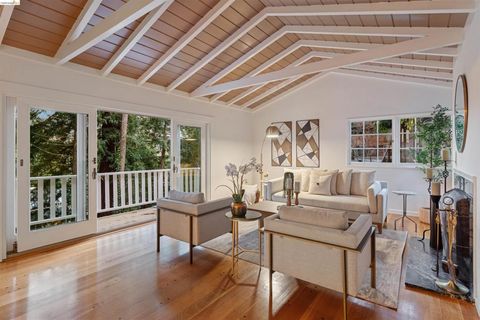 Photo of 5922 Bruns Ct Ct, Oakland, CA 94611 (MLS # 41131099)