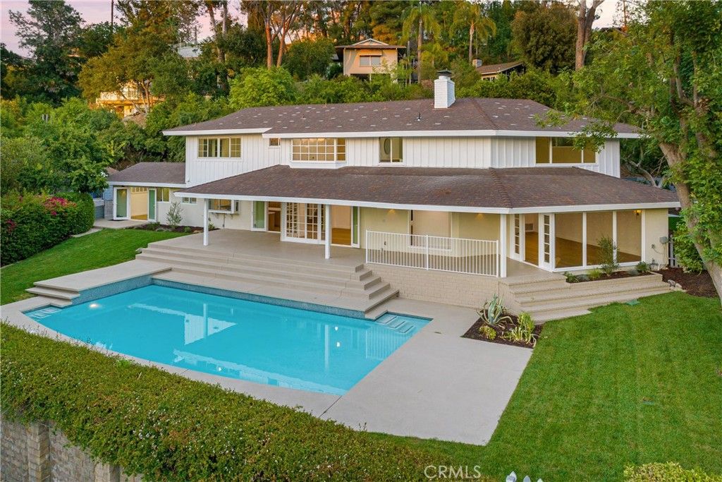 Photo of 4620 Encino Avenue, Encino, CA 91316 (MLS # SR25244404)