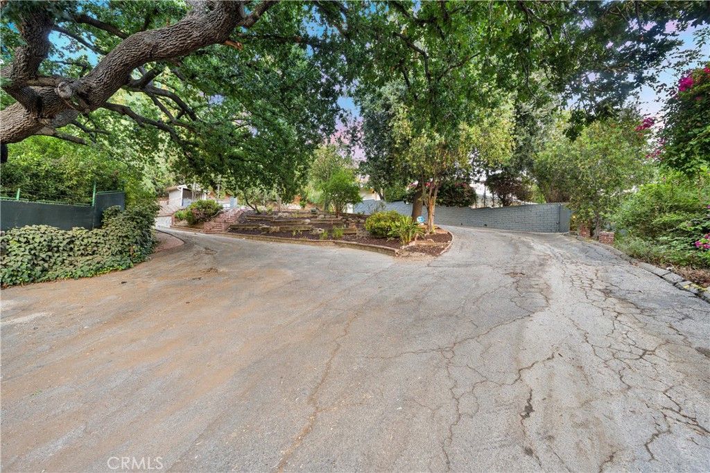 Photo of 4620 Encino Avenue, Encino, CA 91316 (MLS # SR25244404)