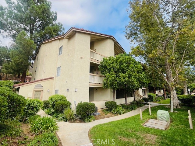 Welcome to Shadow Ridge in Oak Park! This charming 1-bedroom, 1-bath condo features an open kitchen with breakfast bar, spacious resort style living and dining area with Private hillside Views !!, cozy fireplace, and in-unit washer/dryer. The large bedroom offers a walk-in closet and access to a private patio overlooking lush greenery. Nestled at the Back of the Complex, this unit offers peace, Privacy, and the serene hillside views from your own private balcony. Enjoy Complex amenities include pools, spa, fitness center, tennis, racquetball, clubhouse, BBQ area, and hiking trails. Convenient location near shopping, dining, and top-rated schools with easy parking and no carport views