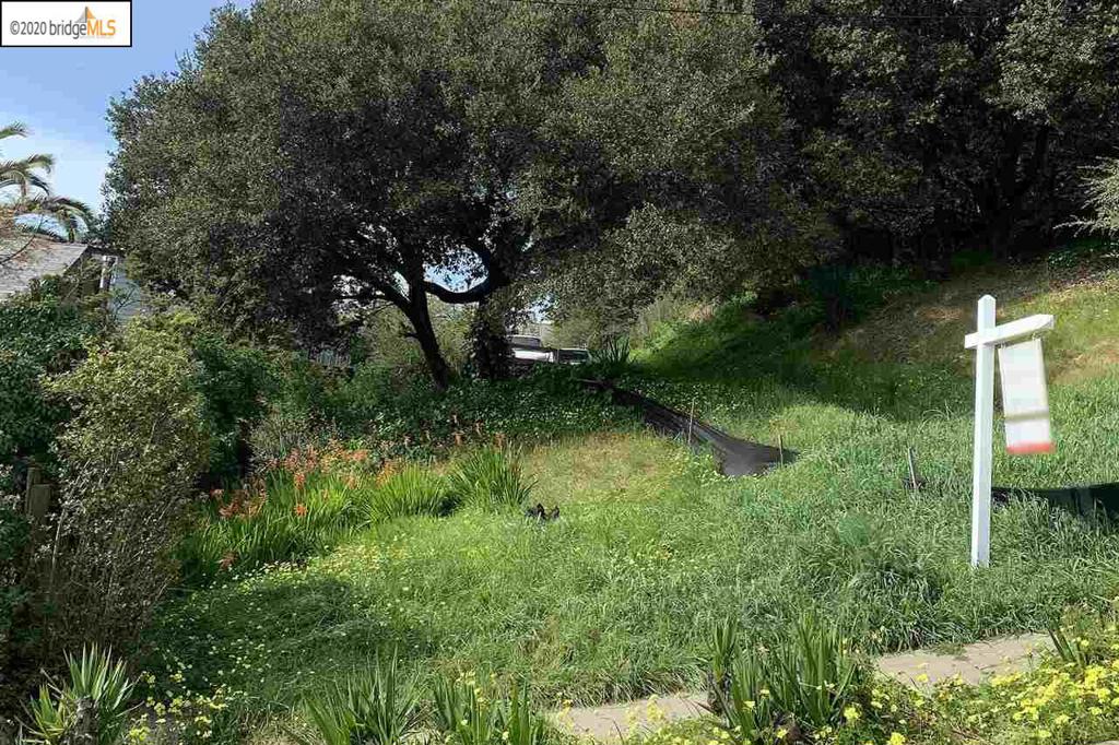 Fabulous opportunity to develop this Redwood Heights parcel of land. Great prefabricated home potential.