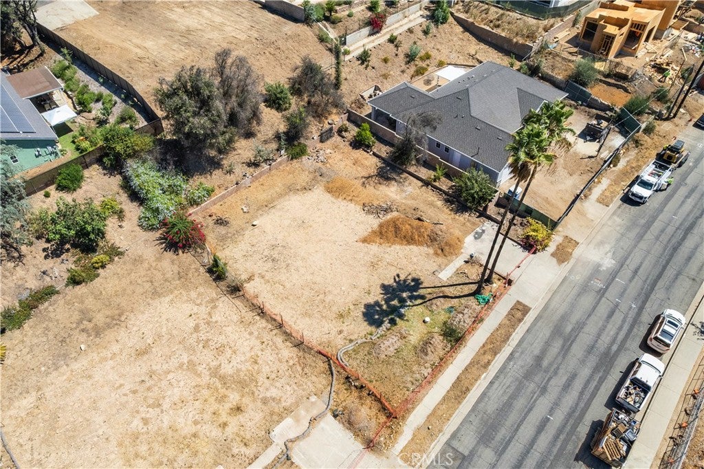 523 E Mount Curve