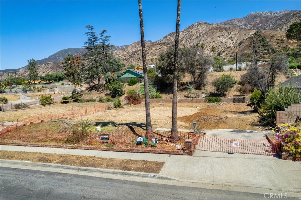 523 E Mount Curve