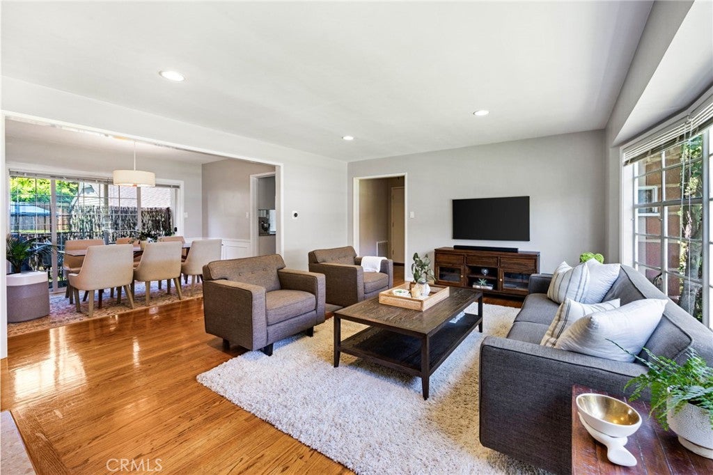 939 N Glendale 1
