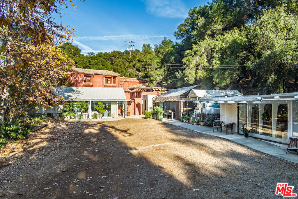 1111 N Topanga Canyon Boulevard