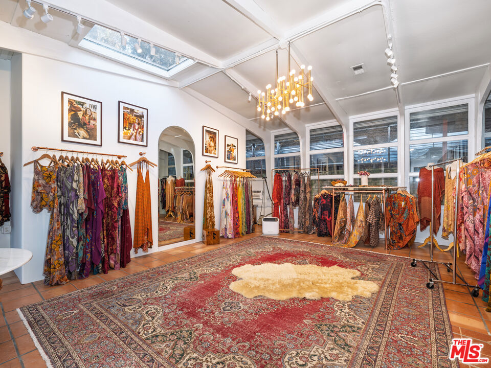 1111 N Topanga Canyon Boulevard