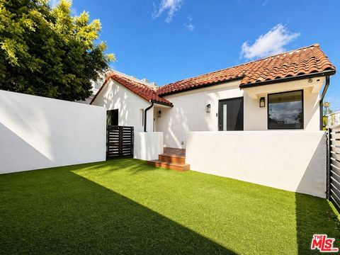 Photo of 818 N Genesee Avenue, Los Angeles, CA 90046 (MLS # 26794271)