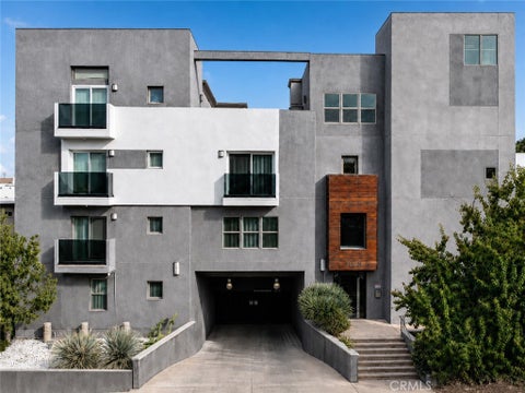 Photo of 11925 Kling Street #2LAU, Valley Village, CA 91607 (MLS # SR26222001)