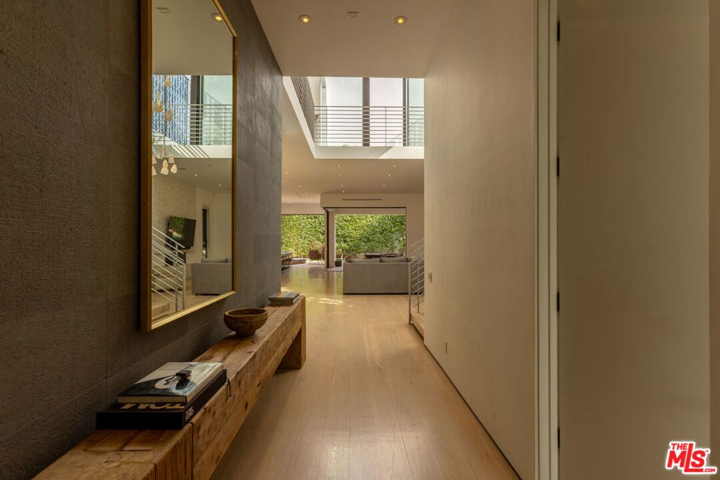 Photo of 132 N Laurel Avenue, Los Angeles, CA 90048 (MLS # 26636839)