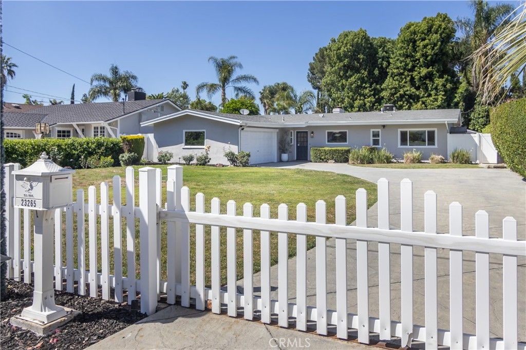 Photo of 23265 Sylvan St, Woodland Hills, CA 91367 (MLS # SR26079687)