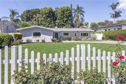 Photo of 23265 Sylvan St, Woodland Hills, CA 91367 (MLS # SR26079687)