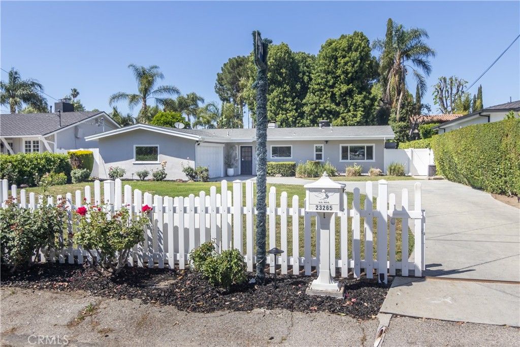 Photo of 23265 Sylvan St, Woodland Hills, CA 91367 (MLS # SR26079687)
