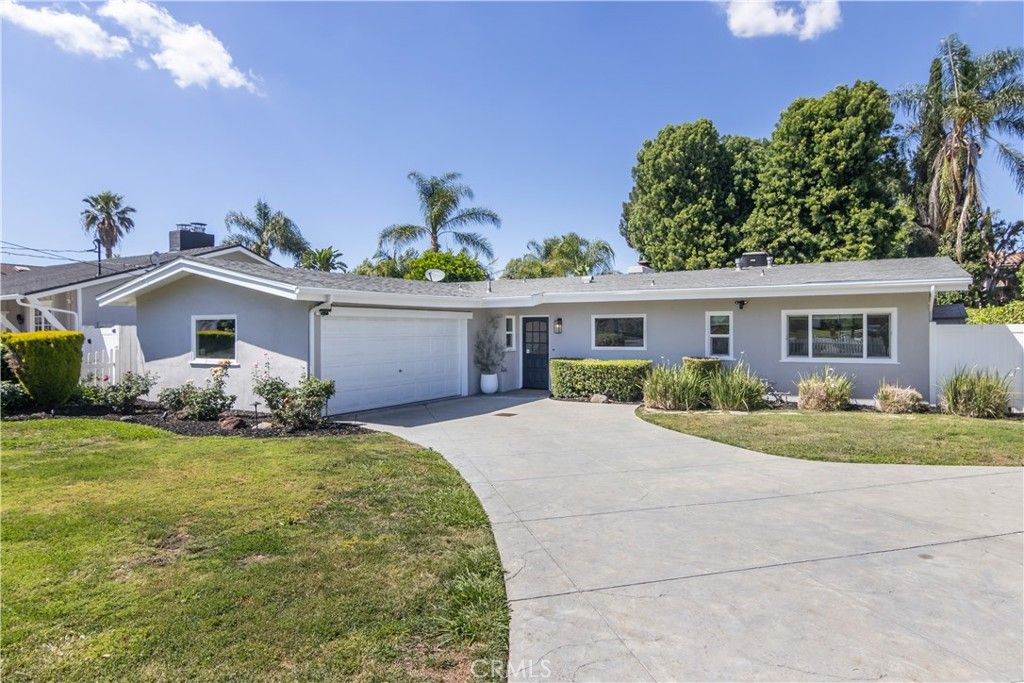 Photo of 23265 Sylvan St, Woodland Hills, CA 91367 (MLS # SR26079687)