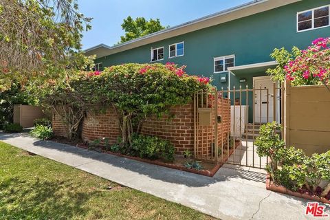Photo of 5418 1/2 Village Grn, Los Angeles, CA 90016 (MLS # 26636069)