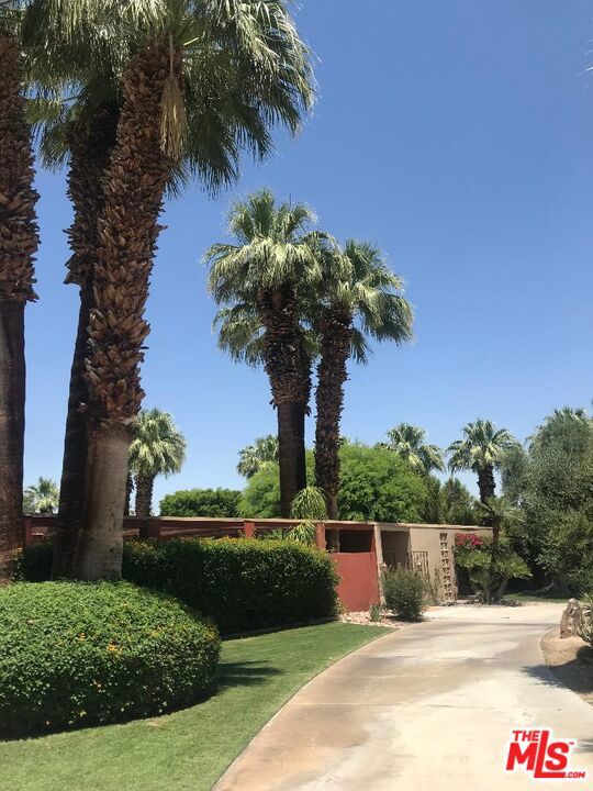 Magnificent 5 bedroom, 5 bathroom desert tennis estate located minutes away from designer shops, restaurants and entertainment on world renowned El Paseo. This unique property is lushly landscaped with over 50 Palm trees, nicely manicured garden offers a pool, jacuzzi, tennis, putting green, and lots of outdoor activities on spacious grounds.