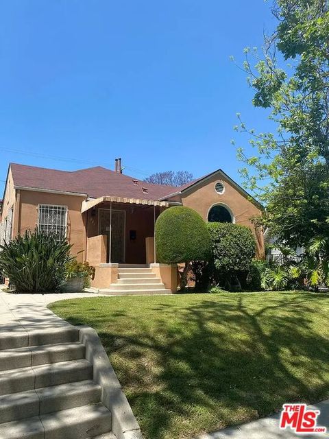 Photo of 941 S Lucerne Boulevard, Los Angeles, CA 90019 (MLS # 25621029)