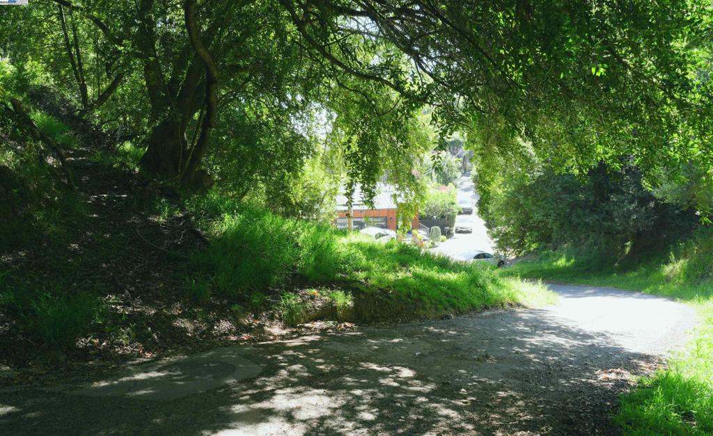 This is a buildable residential lot situated in Oakland Hill, one of Oakland’s prestigious neighborhoods. The site offers the potential to construct a custom home valued at over $2 million. Bring your architect and builder to create the home of your dreams!