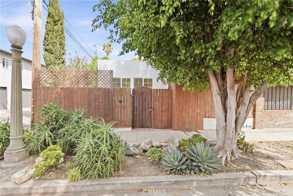 Photo of 12063 Woodbridge Street, Studio City, CA 91604 (MLS # SR26068935)
