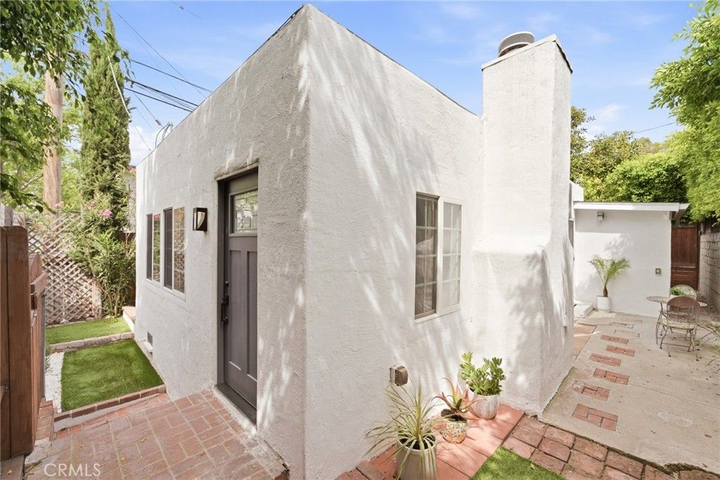 Photo of 12063 Woodbridge Street, Studio City, CA 91604 (MLS # SR26068935)