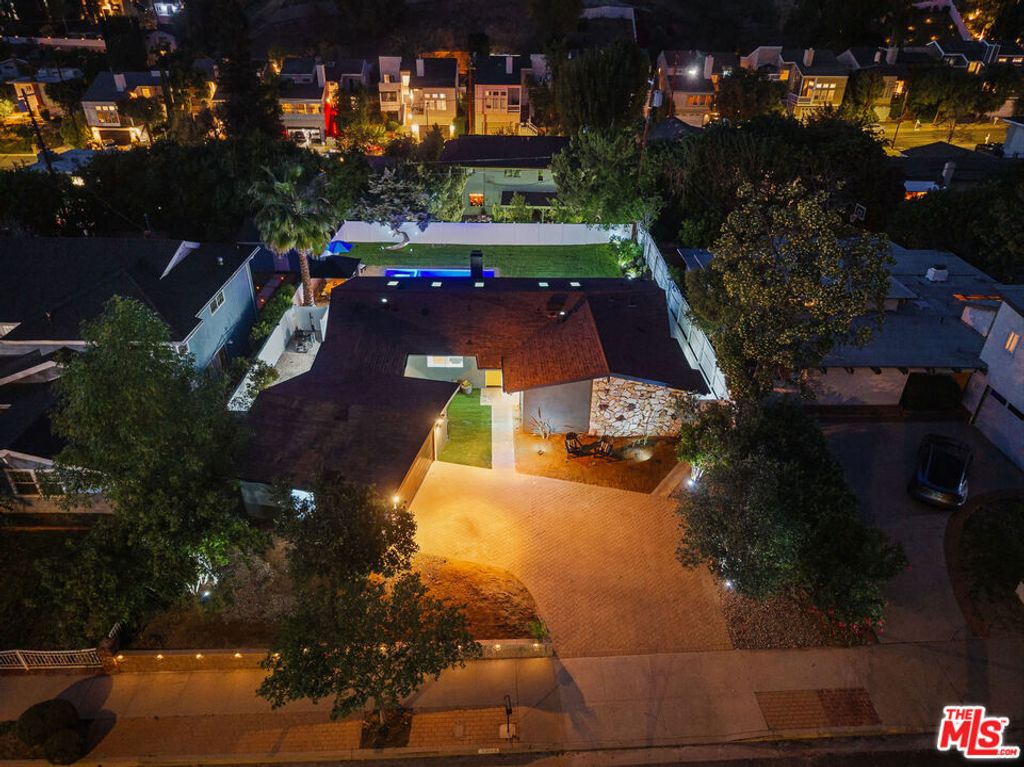 Photo of 22649 Mulholland Drive, Woodland Hills, CA 91364 (MLS # 26669907)