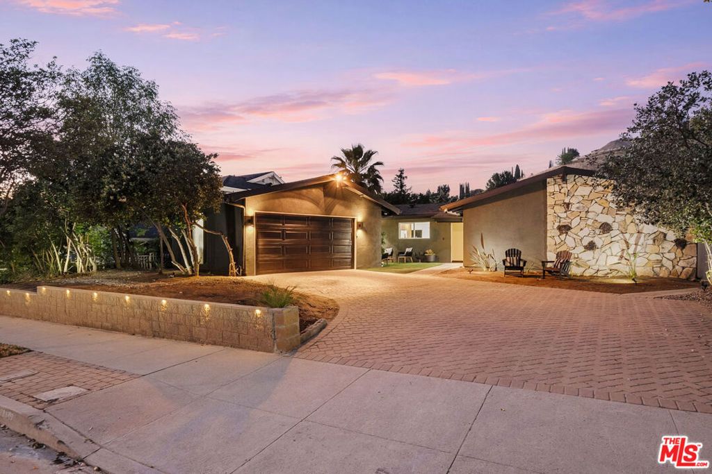 Photo of 22649 Mulholland Drive, Woodland Hills, CA 91364 (MLS # 26669907)