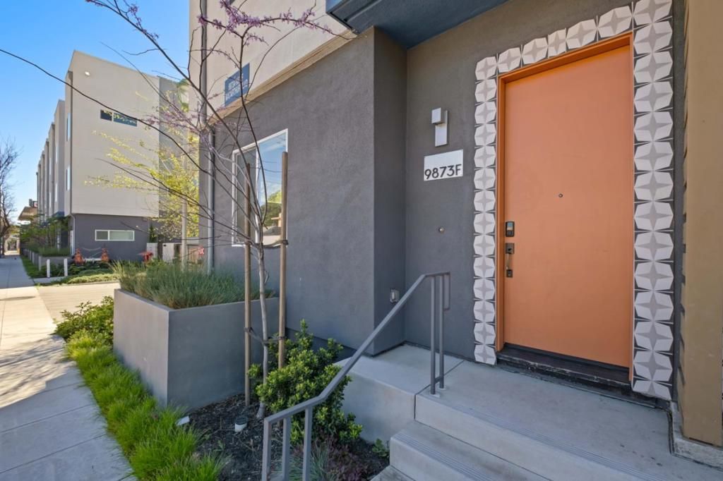 Photo of 9873 Macarthur Boulevard #F, Oakland, CA 94605 (MLS # ML82041564)