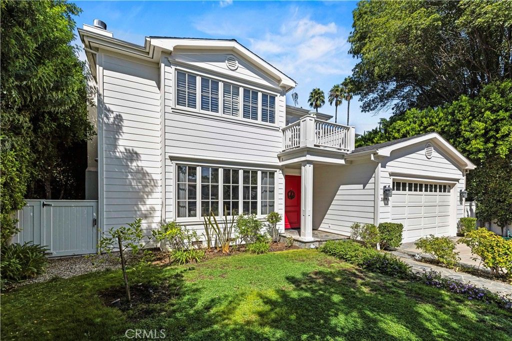 Photo of 5019 Gaviota Ave, Encino, CA 91436 (MLS # SR25216014)