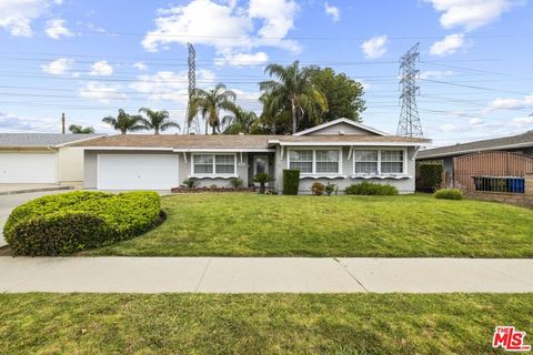Photo of 16901 Simonds Street, Granada Hills, CA 91344 (MLS # 26651175)