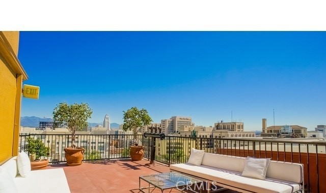 *** Location, Location, Location *** This is your chance to be in the middle of it all! This condo is minutes of the Financial District and Historic Core. The unit consists of laminate and tile flooring with spacious a floor plan. A fitness center for convenience for those that like to hit the gym. Walking distance to the Metro Redline. A roof top with an association pool with gorgeous views. Steps away to the night live, bars, lounges, and restaurants. You are literally in center of it all! Come by and take a tour! =)