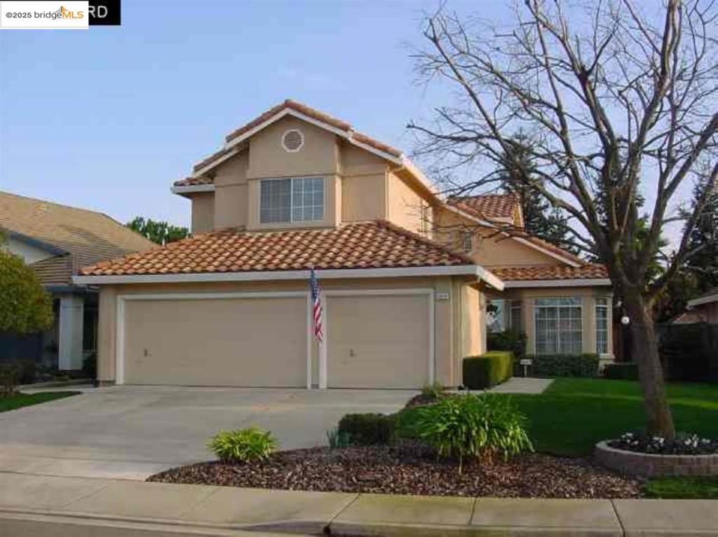 FABULOUS 4 BEDROOM MEDITERRANEAN W/TRAVERTINE STONE FLOORS IN FAMILY ROOM, KITCHEN, NOOK & MASTER BATHROOM. DECORATOR 2 TONE PAINT!LANDSCAPED YARD! VERY PRIVATE BACK YARD-3RD GARAGE 30' DEEP FOR BOAT! GARDENR INCLUDED..GREAT CURB APPEAL! CLOSE SCHOOLS GRADES 1-12! CLOSE TO TRANSPORTATION & SHOPPING..