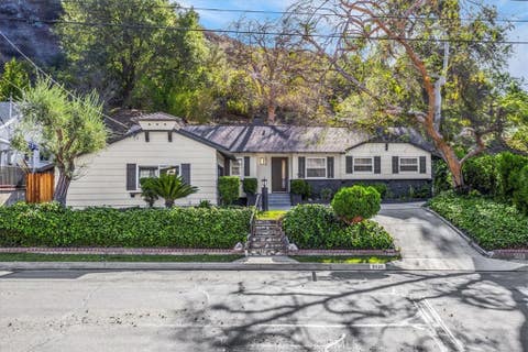 Photo of 2020 Oak Valley RD, Glendale, CA 91208 (MLS # CV26181155)