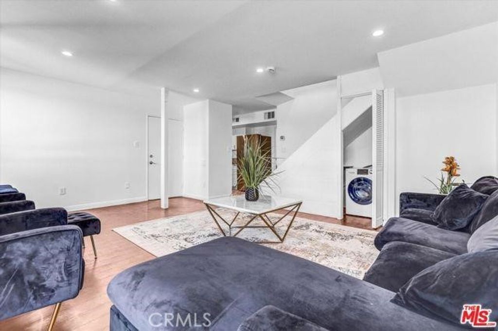 Photo of 6155 Reseda Blvd Blvd #4, Tarzana, CA 91335 (MLS # SR26051971)