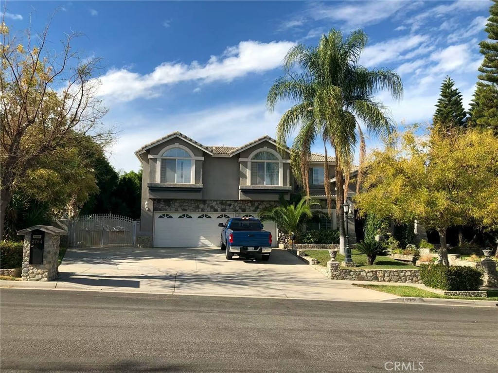 Beautiful house, very convenient location, walking distance to schools, 5 minutes drive to shopping center… Beautiful pool, jacuzzi and pool.
