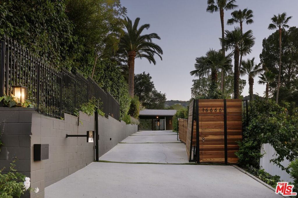 Photo of 16666 Oldham Street, Encino, CA 91436 (MLS # 26672909)