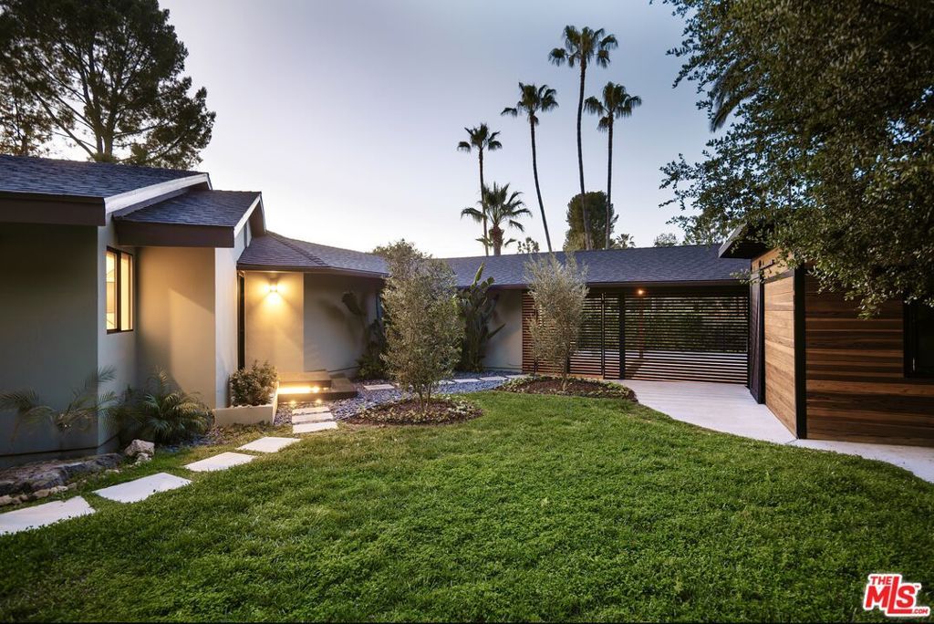 Photo of 16666 Oldham Street, Encino, CA 91436 (MLS # 26672909)