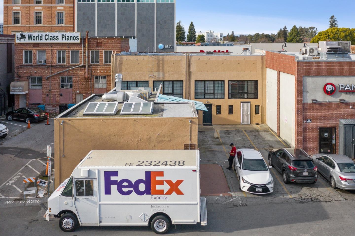 Main image without alt text