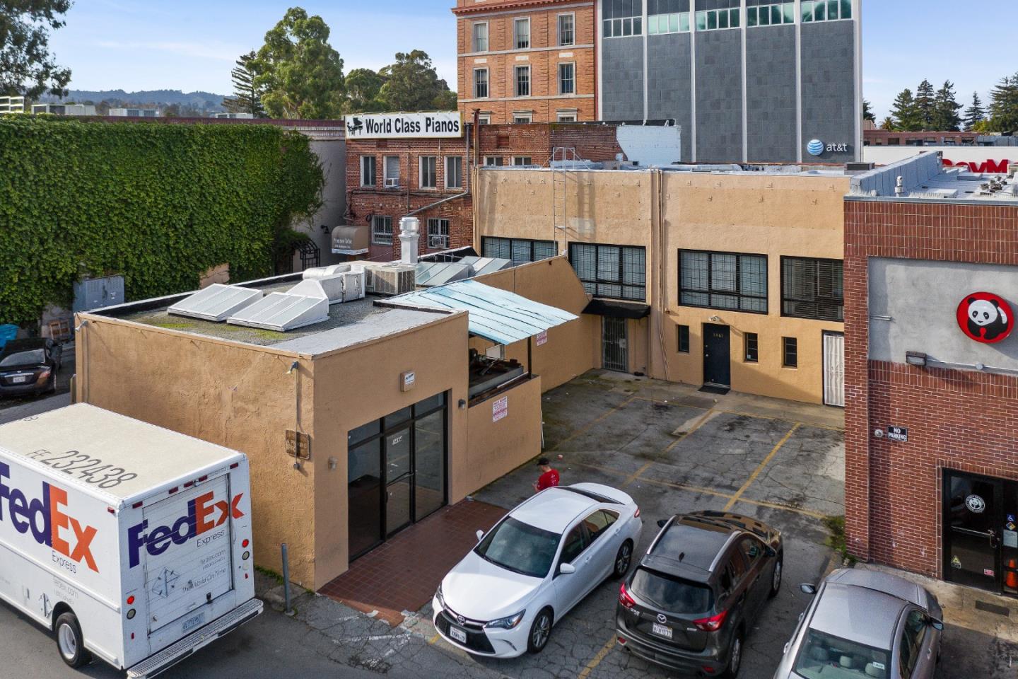 Main image without alt text