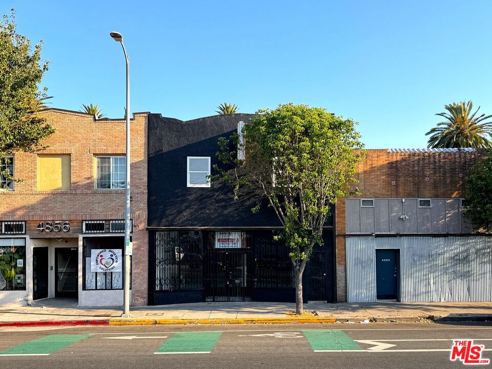 4860 W. Adams is the site of a former hardware store that is currently being offered as a creative and/or retail space and office ready. Ideal for showroom, gallery, creative offices. The tenants will benefit from the increasingly hot location and curb appeal of the building's newly enhanced facade. Opportunity for access to a back patio as well. Space includes private restroom.