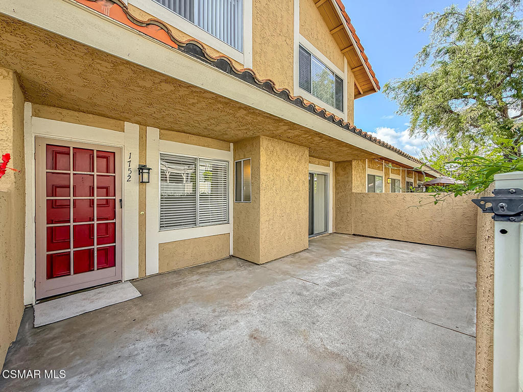 1752 E Avenida De Las Flores