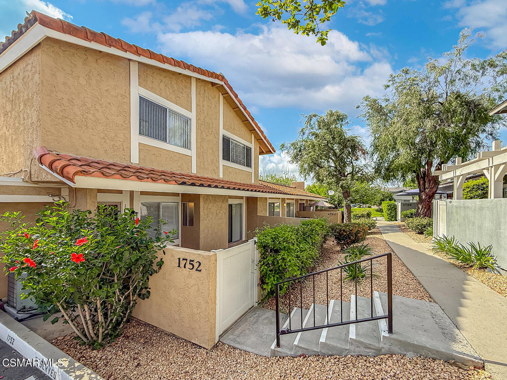 1752 E Avenida De Las Flores