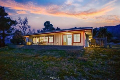 Photo of 27811 Jubilee Run Rd Rd, Juniper Hills, CA 93553 (MLS # SR26031490)