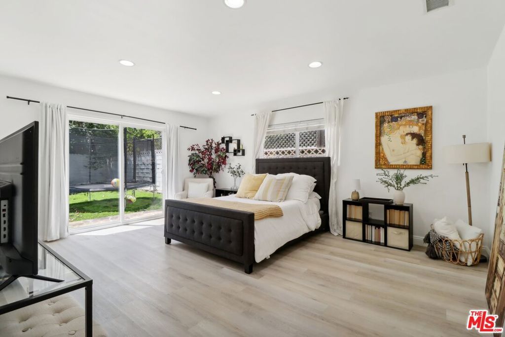 listing image 130726333607513835023