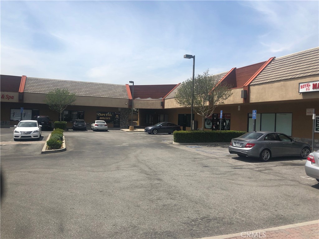 This is a popular free-standing, multi-tenant retail, neighborhood strip center. Current tenants include: Liquor store, fitness boot camp, medical training, barbershop, nail salon, grocery store, Latin American restaurant. This space is ideal for a Dance, pilates, Yoga studio Looking for its new tenant,