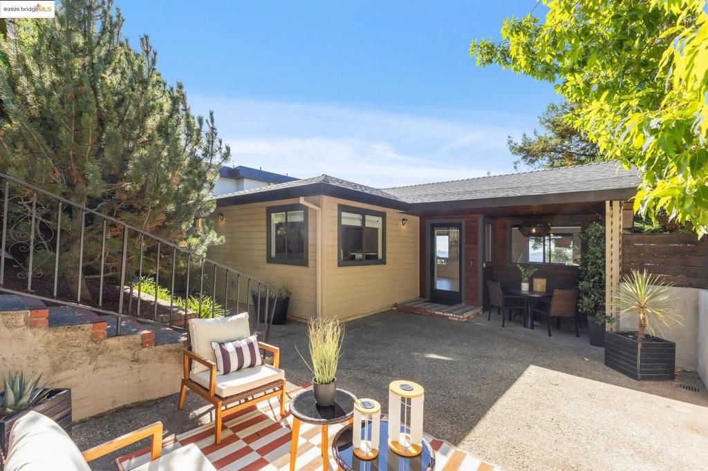 Photo of 17032 Broadway Ter, Oakland, CA 94611 (MLS # 41114573)